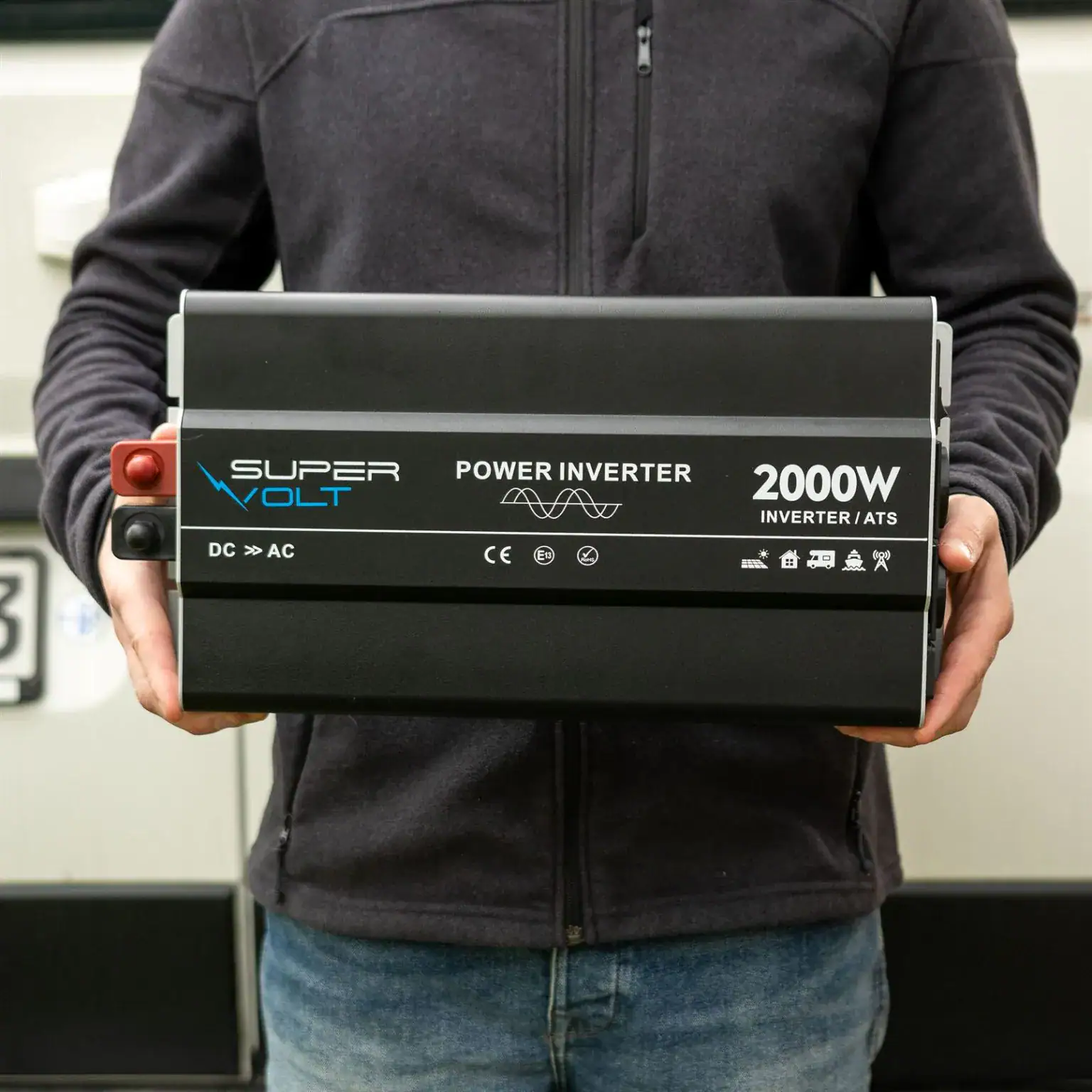 2000W Wechselrichter von vorne